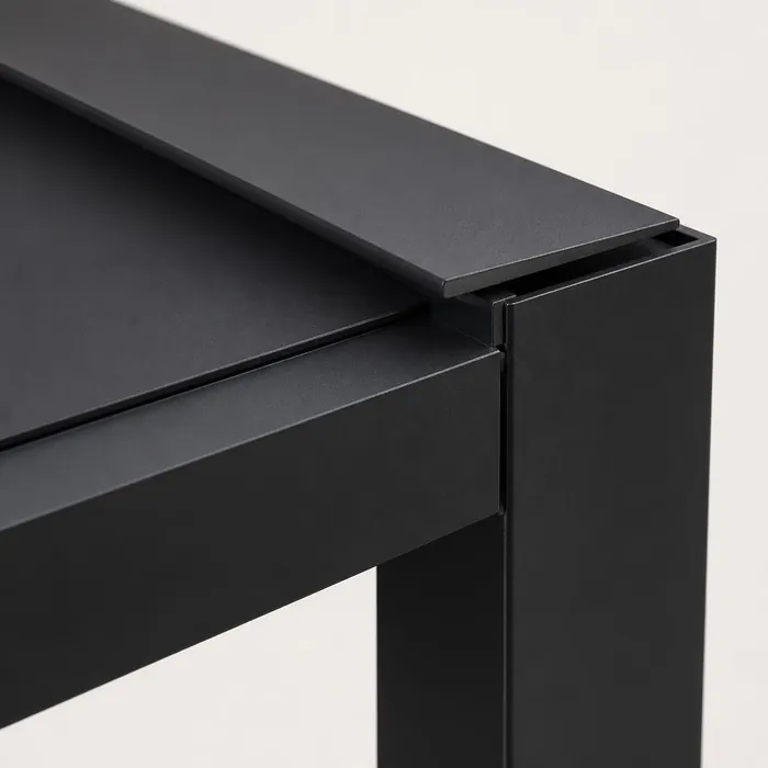 Lamell i svart aluminium RAL 9005, närbild på pulverlackad profil