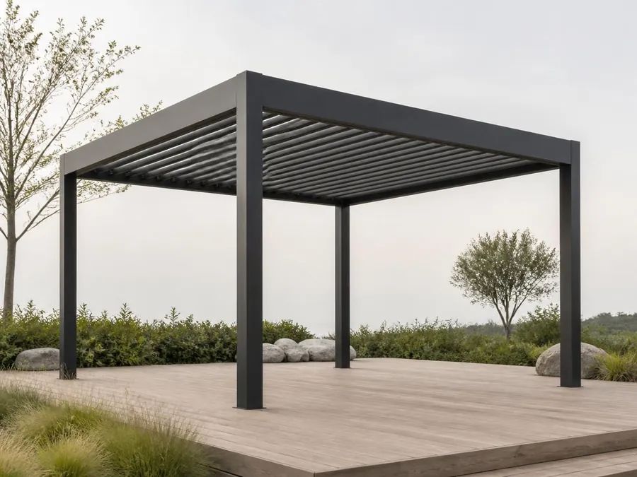 Fristående lamellpergola på fyra stolpar på en altan i Västervik