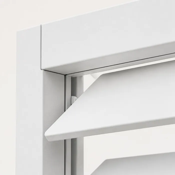 Lamell i vit aluminium RAL 9016, närbild på pulverlackad profil