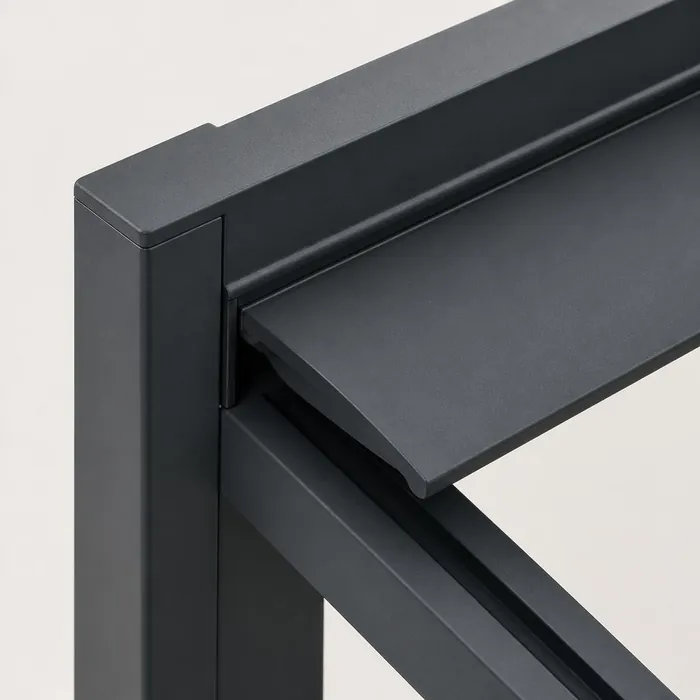 Lamell i antracitgrå aluminium RAL 7016, närbild på pulverlackad profil